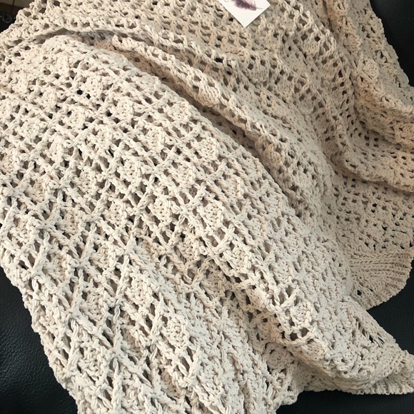 Very pretty cropped sweater. - Picture 2 of 6